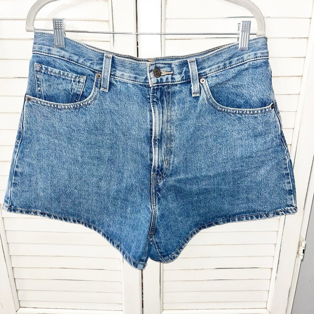 Levi's High Waist Denim Shorts in Light Blue Wash. High-wasited Mom Short